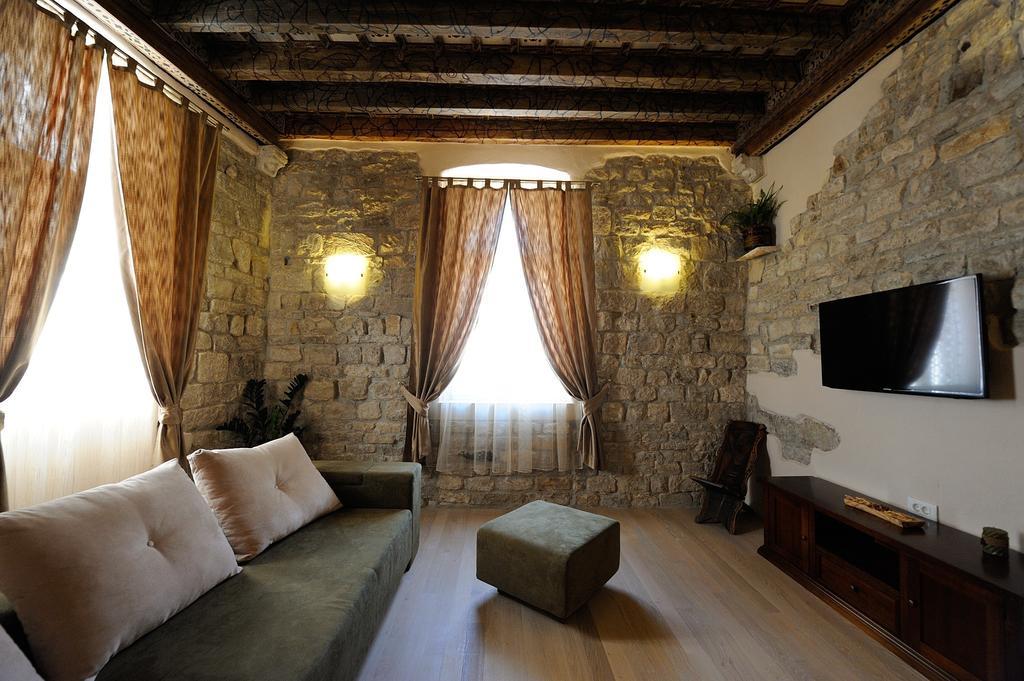 Desiderata Apartment Split