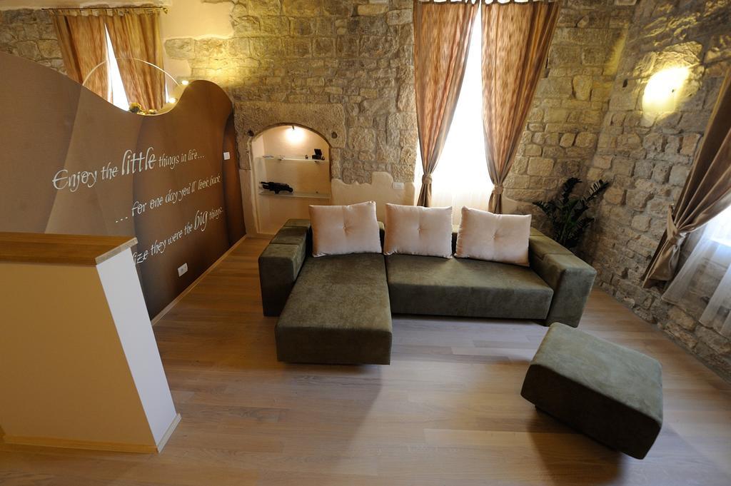 Desiderata Apartment *